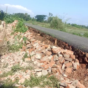 সংস্কারের এক মাসের মধ্যে খালে ধসে পড়ল রাস্তা ও গার্ডওয়াল