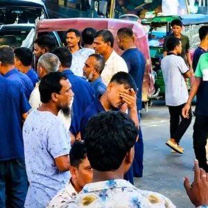 চট্টগ্রামে গ্যাস না পেয়ে সিএনজি অটোরিকশা চালকদের সড়ক অবরোধ 
