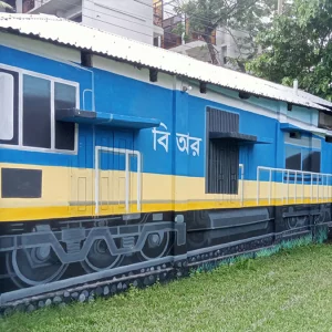 ‘ট্রেনের বগিতে’ বসেই ক্লাস করছে ফুলবাড়ীর শিশুরা