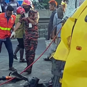 কালিয়াকৈরে গরুবাহী ট্রাক-বাস সংঘর্ষে নিহত ২, আহত ৩