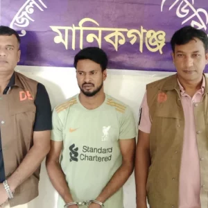 প্রতিপক্ষের বাড়িতে অস্ত্র রেখে পুলিশকে ফোন, নিজেই ফাঁসলেন যুবক