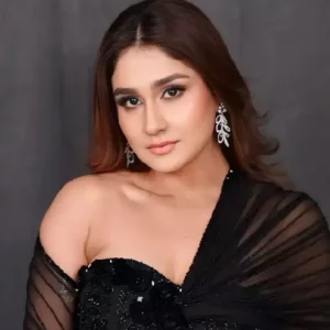 ট্রেনে পোশাক খুলে ব্লেড হাতে হামলার অভিযোগে গ্রেপ্তার অভিনেত্রী
