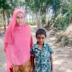 স্কুল বন্ধ হলেই অন্ধ মায়ের হাত ধরে ভিক্ষায় নামে নীরব
