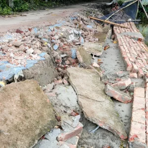 সরিষাবাড়ীতে কাজ শেষের দুই মাসের মধ্যেই ধসে পড়লো গাইড ওয়াল