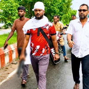 মাথায় কাফনের কাপড়, হাতে অস্ত্র নিয়ে ঈশ্বরদীতে সাবেক ছাত্রদল নেতার মহড়া