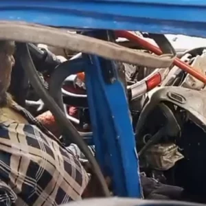 নিয়ন্ত্রণ হারিয়ে দুটি গাছের মাঝে ঢুকে দুমড়েমুচড়ে গেল কাভার্ড ভ্যান