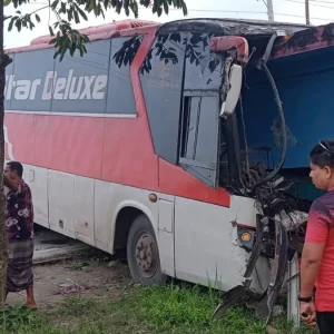 পথচারীকে চাপা দিয়ে মাদ্রাসায় ঢুকে পড়ল বাস