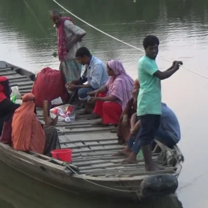 ভোর থেকেই স্রোতের সঙ্গে লড়াই, দড়ি টেনে নৌকা চালান প্রতিবন্ধী জনি