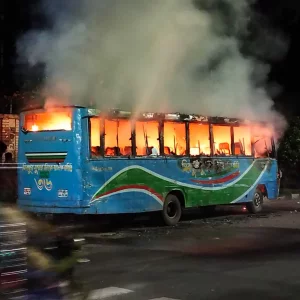 কাফরুল থানার সামনে বাসে আগুন