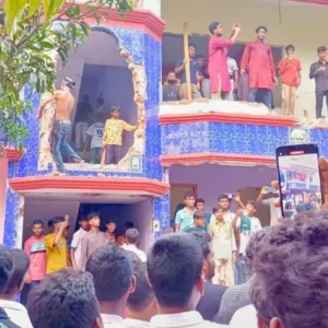 পাবনায় ১০ বছরের শিশু ধর্ষণ-হত্যা: প্রধান অভিযুক্তের বাড়িতে বিক্ষুব্ধ জনতার তাণ্ডব