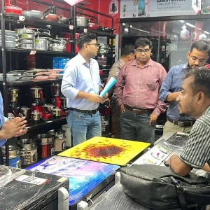 রাত ৮টার পর দোকান খোলা রেখে জরিমানা দিলেন সাত ব্যবসায়ী