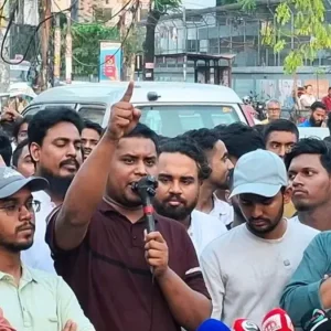 প্রধানমন্ত্রীর আশপাশের লোকজনের পকেটে সবসময় ফিরতি ফ্লাইটের টিকিট থাকে: হাসনাত আবদুল্লাহ