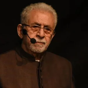 কম বয়সী নায়িকার সঙ্গে রোমান্স নিয়ে নির্মাতাকে যা বলেছিলেন নাসিরুদ্দিন
