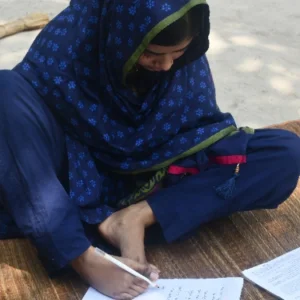 পা দিয়ে লিখে আইন বিষয়ে স্নাতক-স্নাতকোত্তর পাশ, এবার সিভিল জজ হতে চান বিউটি