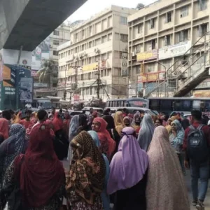 ন্যূনতম ৩০ হাজার টাকা বেতনের দাবিতে মিরপুরে পোশাক শ্রমিকদের সড়ক অবরোধ