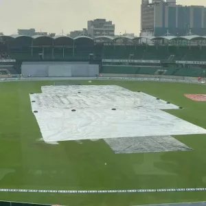 আলোকস্বল্পতার পর বৃষ্টি, আগেই নেওয়া হলো চা-বিরতি