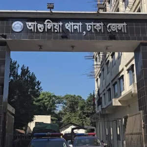 প্রতিপক্ষকে লক্ষ্য করে তিন রাউন্ড গুলি, সাভারে যুবক গুলিবিদ্ধ