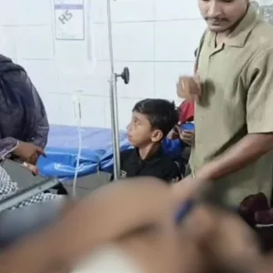 চলন্ত ট্রেনের ছাদে যুবককে এলোপাতাড়ি ছুরিকাঘাত, নিচে ফেলে হত্যাচেষ্টা