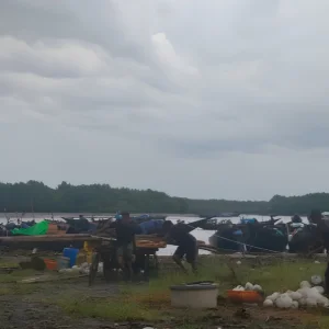 ঘূর্ণিঝড় অর্ণব: বৈরী আবহাওয়ার কবলে দুবলারচরের শুঁটকি জেলেরা