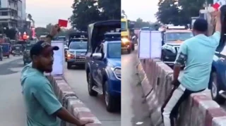 লাল কার্ড প্রদর্শনকারী যুবকের নাম তৌহিদুল ইসলাম নিশান।। ছবি: কোলাজ ইত্তেফাক