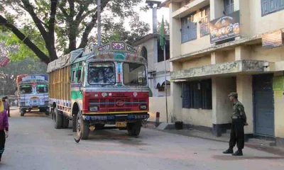 হিলি বন্দরে পেঁয়াজের দাম কেজিতে কমেছে ১২ টাকা