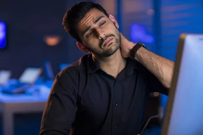 নেক রোলস ব্যায়ামে ঘাড়ের ব্যথা কমে