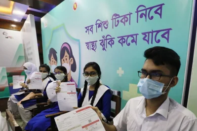 মতিঝিল আইডিয়াল স্কুল অ্যান্ড কলেজে টিকাদান কার্যক্রম