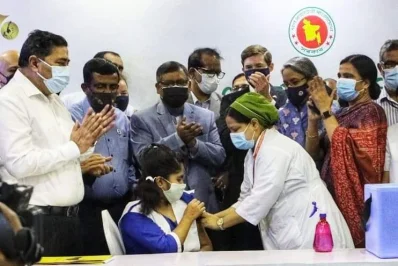 মতিঝিল আইডিয়াল স্কুল অ্যান্ড কলেজে টিকাদান কার্যক্রমে স্বাস্থ্যমন্ত্রী। ছবি: আব্দুল গণি