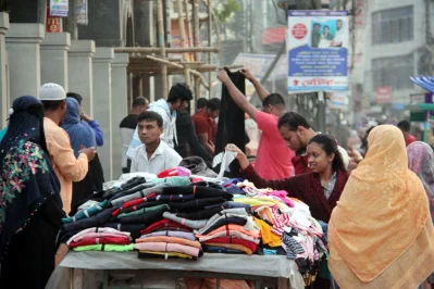 শীতের পোশাক দেখছেন নারীরা