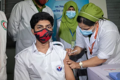 শিক্ষার্থীদের টিকা দেওয়া হচ্ছে। ফাইল ছবি