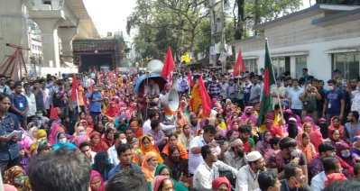 শ্রম ভবনের সামনে থেকে শুরু হয় শ্রমিকদের মিছিল