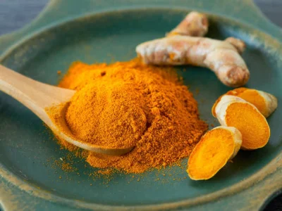 হলুদে পাওয়া যায় কারকিউমিন নামক একটি উপাদান