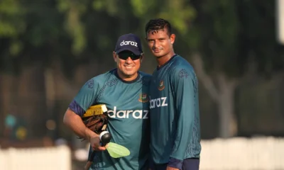 স্পিনার নাসুম আহমেদের সঙ্গে রাসেল ডমিঙ্গো, ফাইল ছবি