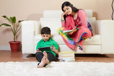 পাঠ্যবই বাচ্চার উপর চাপিয়ে না দিয়ে, আনন্দের উৎস হিসেবে দেখান