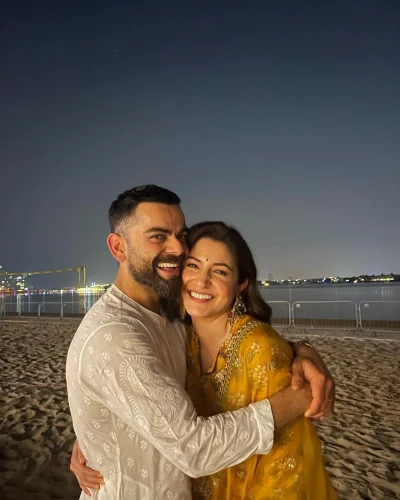 সমুদ্রের ধারে সন্ধ্যার মায়াবী আলো মেখে একে-অপরের বাহুডোরে। ফ্রেম জুড়ে প্রেম ছড়াচ্ছেন বিরাট কোহলি ও আনুশকা শর্মা। শুক্রবার ৩৩ বছরে পা দিলেন বিরাট। বিশেষ দিনে এমন একটা ছবিই শেয়ার করার জন্য বেছে নিলেন আনুশকা।