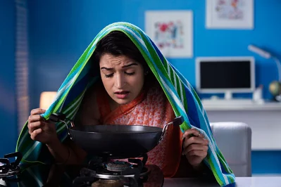 ঠাণ্ডা বা সর্দির অস্বস্তি দূর করার জন্যে ঘন ঘন গরম পানির ভাপ নেয়া উচিত