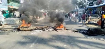 কক্সবাজারে টায়ার জ্বেলে-পিলার ফেলে সড়ক অবরোধ
