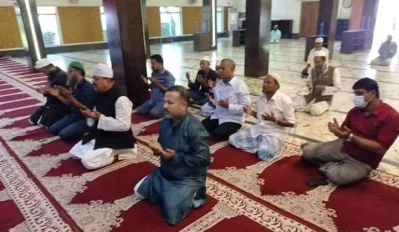 কক্সবাজারের ঐতিহ্যময় প্রাচীন মসজিদ বদর মোকামে গিয়ে শোকরিয়া নামাজ আদায় করেন মেয়র মুজিব
