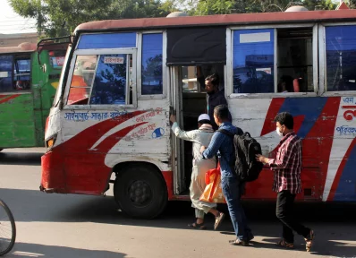 বাসে উঠছেন যাত্রীরা