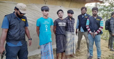 কুতুপালং রোহিঙ্গা শিবিরের এক্স-৪ ক্যাম্পের গহিন পাহাড়ে এ অভিযান পরিচালনা করে তিনজনকে আটক করা হয়
