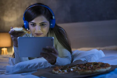 রাতের খাবারের পর কখনই স্ন্যাক খাবেন না