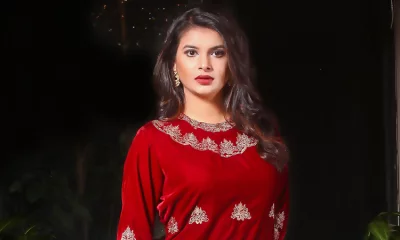 গোসলের পর ভেজা চুল তোয়ালে জড়িয়ে রাখুন। ড্রায়ার এড়িয়ে চলাই ভালো