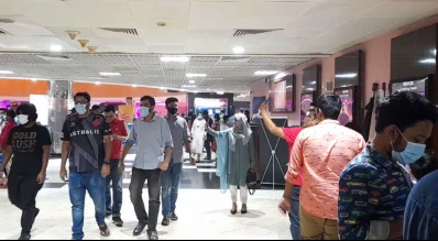 পদ্মাপুরাণ&rsquo; দেখতে স্টার সিনেপ্লেক্সে দর্শকদের উপচে পরা ভিড়। ছবি: ইত্তেফাক