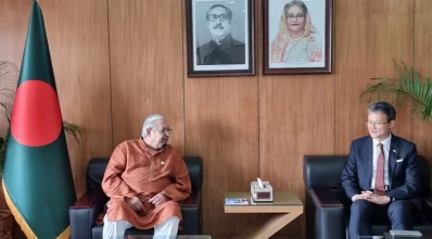 প্রবাসীকল্যাণ ও বৈদেশিক কর্মসংস্থানমন্ত্রী ইমরান আহমেদ ও কোরিয়ার রাষ্ট্রদূত লি জাং গুন