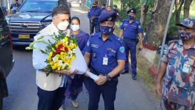 ভারতীয় হাইকমিশনারকে স্বাগত জানান আখাউড়া উপজেলা নির্বাহী অফিসার রোমানা আক্তার এবং থানার ওসি মিজানুর রহমান