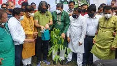বৃক্ষরোপণ করছেন যুবলীগ চেয়ারম্যান-সাধারণ সম্পাদক