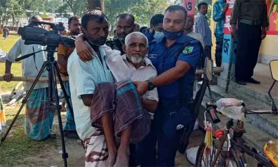 ভোট দিতে যাচ্ছেন আব্দুল জলিল।
