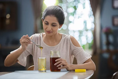 খুসখুসে কাশি কমাতে মধু ভীষণ উপকারী। যা বহু বছর ধরে সর্দি-কাশি কমাতে ব্যবহার হয়ে আসছে
