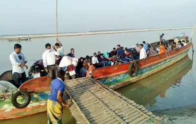 জৌকুড়া-নাজিরগঞ্জ নৌপথে ফেরী চলাচল বন্ধ থাকায়&nbsp;ইঞ্জিন চালিত ট্রলার যোগে জীবনে ঝুঁকি নিয়ে মোটরসাইকেল চালক, আরোহী ও সাধারণ যাত্রীরা পারাপার হচ্ছেন