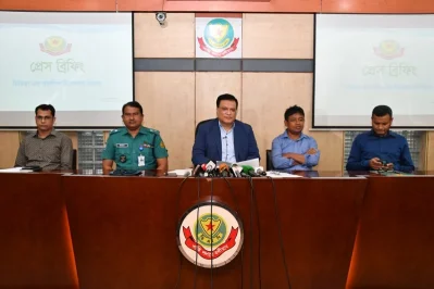 সাংবাদিকদের ব্রিফ করছেন ডিবির অতিরিক্ত পুলিশ কমিশনার